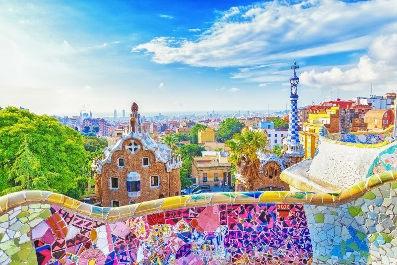 El colorido mosaico del Banco Serpentín en el Park Güell